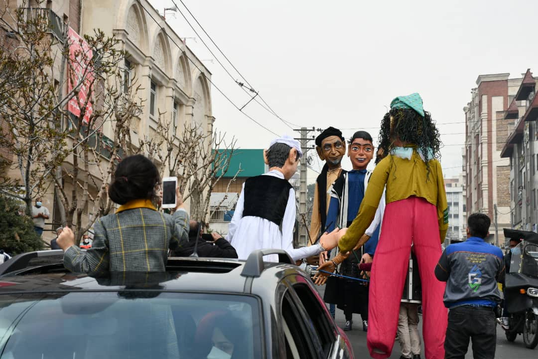 سرپرست گروه عروسک های غول پیکر
حضور عروسک های غول پیکر خارَک در بندر امام خمینی